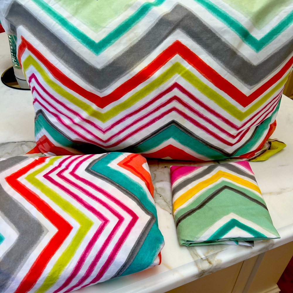 POTTERY BARN TEEN CHEVRON STRIPE DUVET, 2 SHAMS,&PINK DUST RUFFLE SZ-QUEEN🩷🩵💛